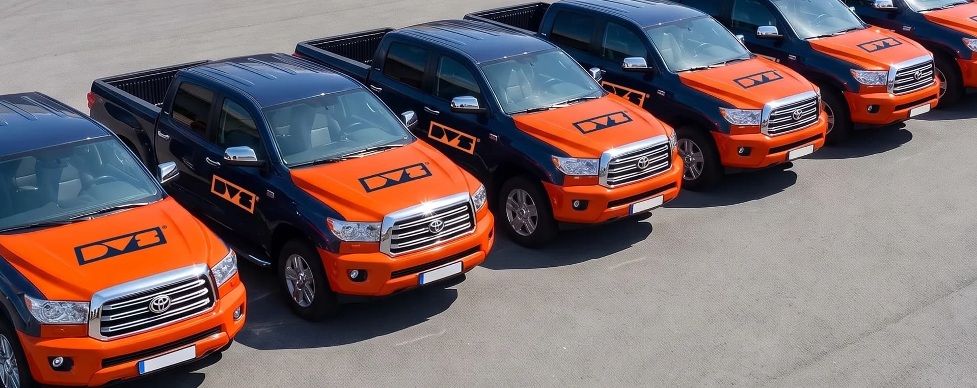 Frota de pickups da DVS estacionada no pátio